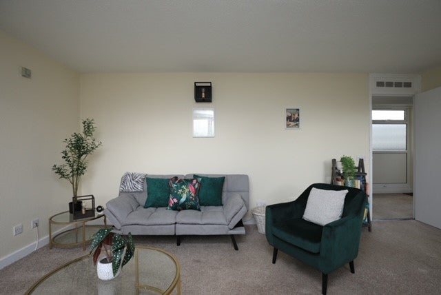 Flat Mountbatten Close in Slough