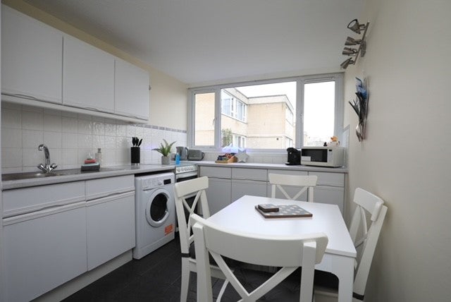 Flat Mountbatten Close in Slough