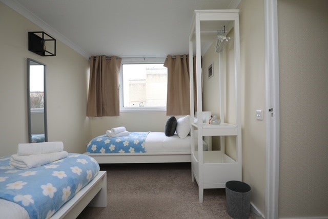 Flat Mountbatten Close in Slough