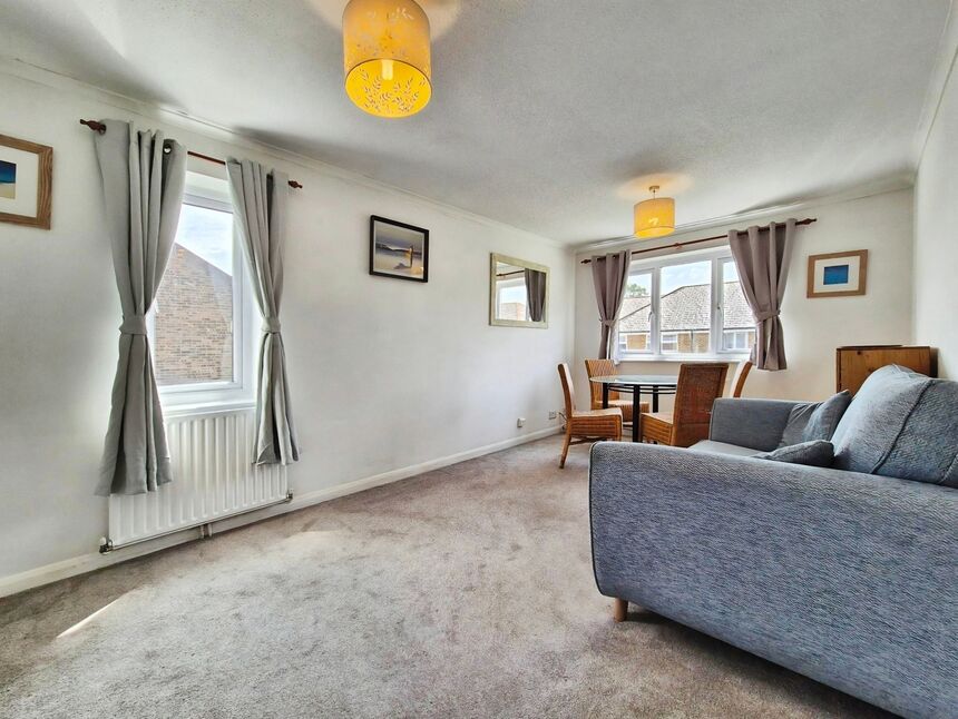 Flat Rectory Grove in Greater London
