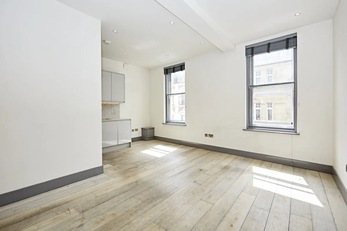 Flat Shaftesbury Avenue in City of Westminster