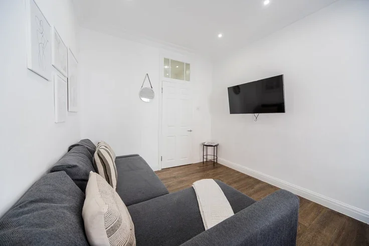 Flat Nassau Street in City of Westminster