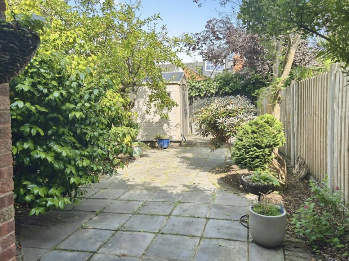 Flat Sycamore Grove in Greater London