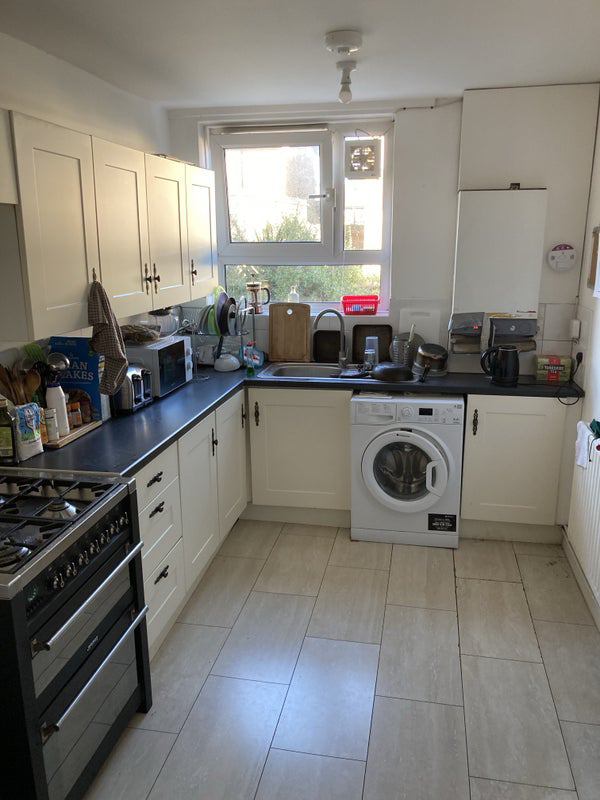 Room Waddington Road in Greater London