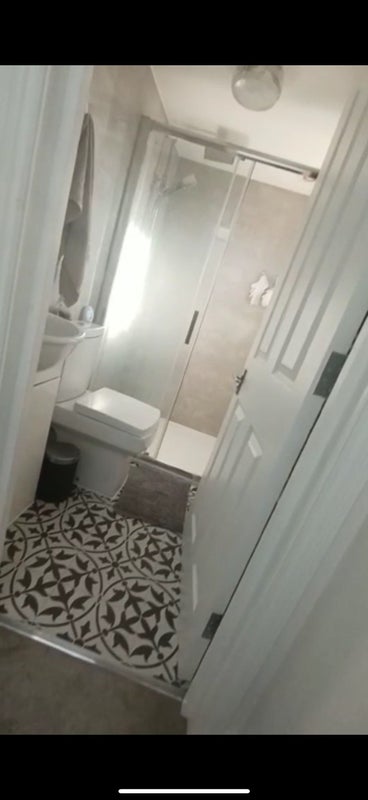 Room Meath Road in Greater London