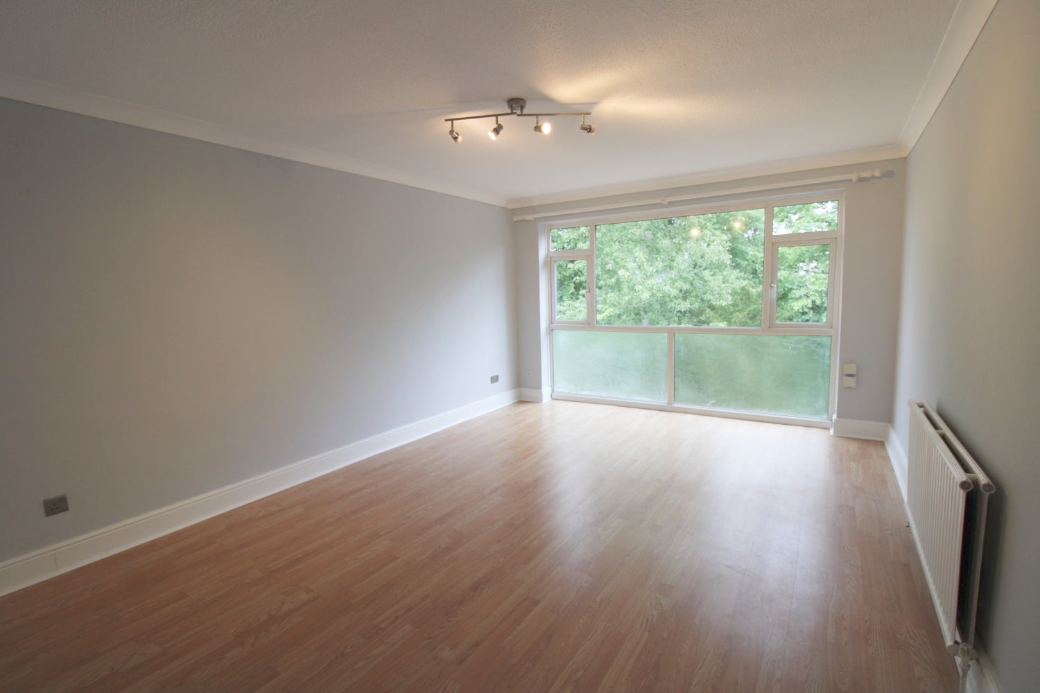Flat Falcon Court in Surrey Heath