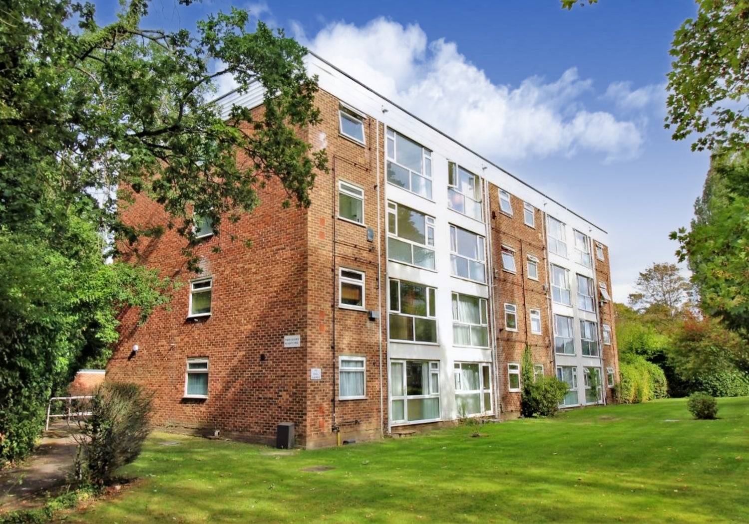Flat Falcon Court in Surrey Heath