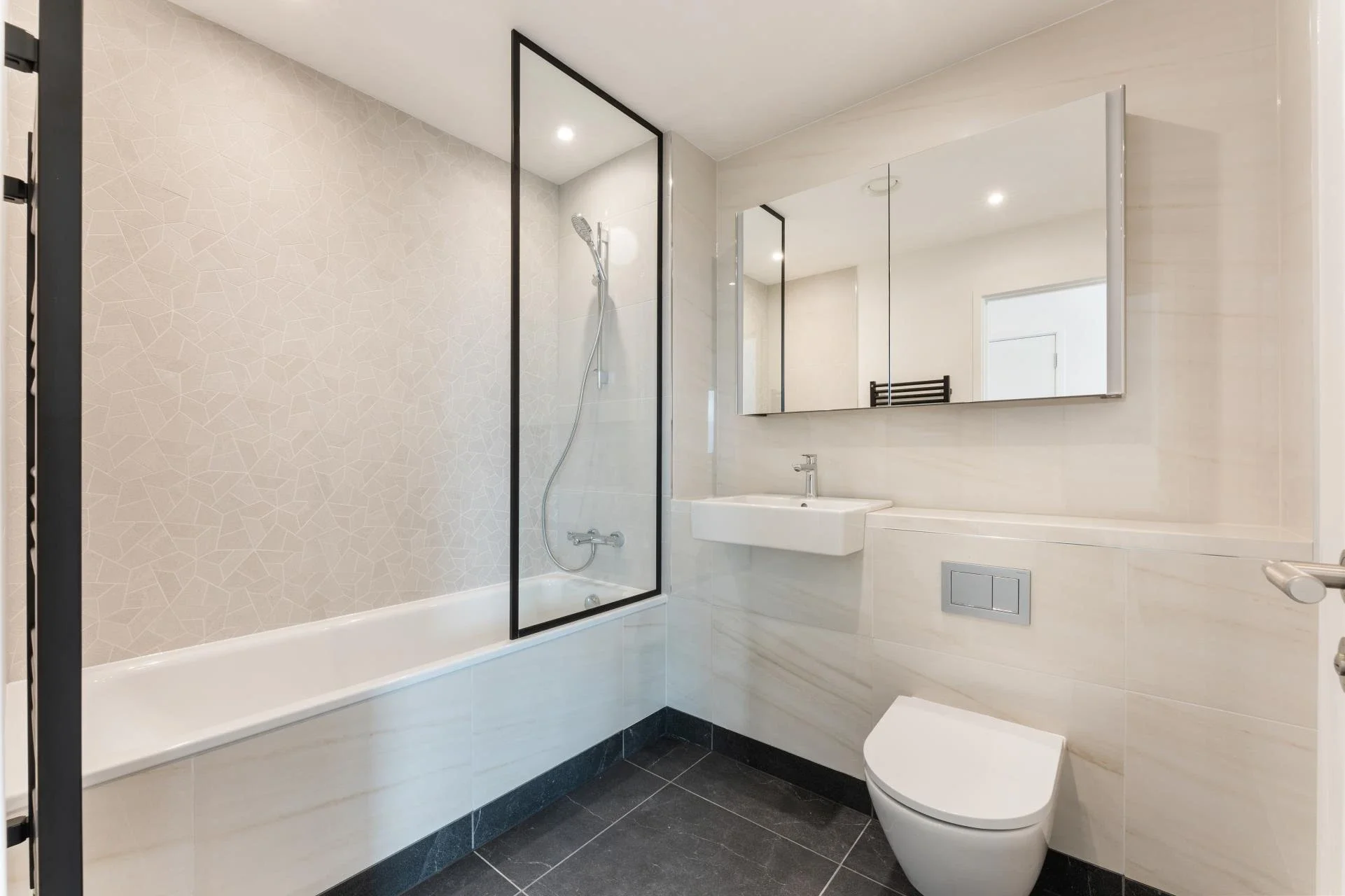 Flat Limehouse Causeway in Greater London