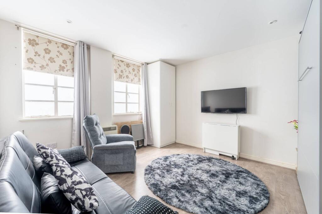 Flat Hatherley Grove in City of Westminster