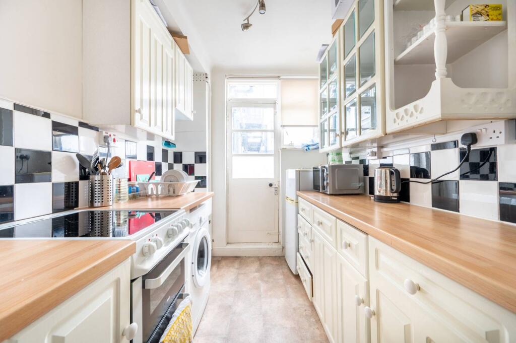 Flat Hatherley Grove in City of Westminster