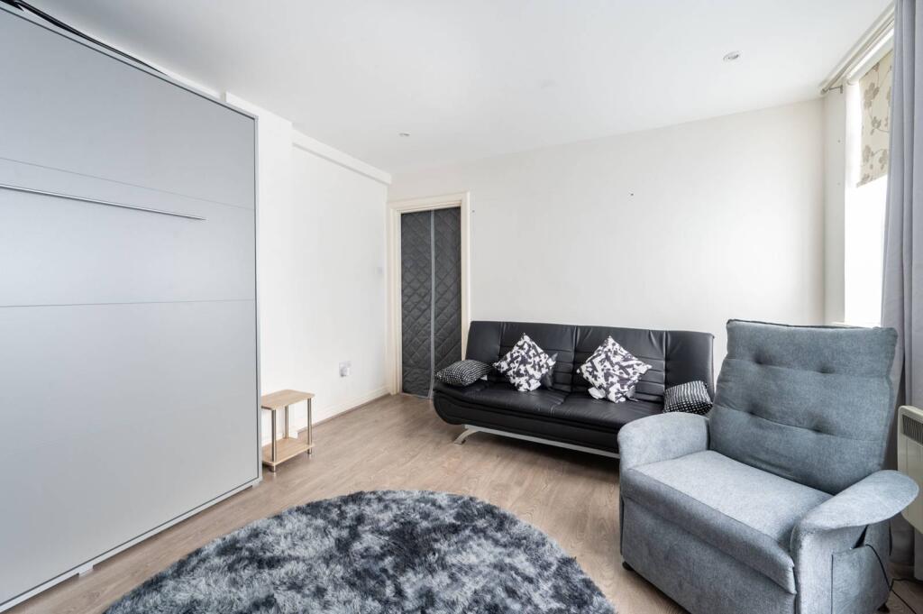Flat Hatherley Grove in City of Westminster