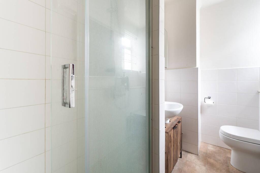 Flat Hatherley Grove in City of Westminster
