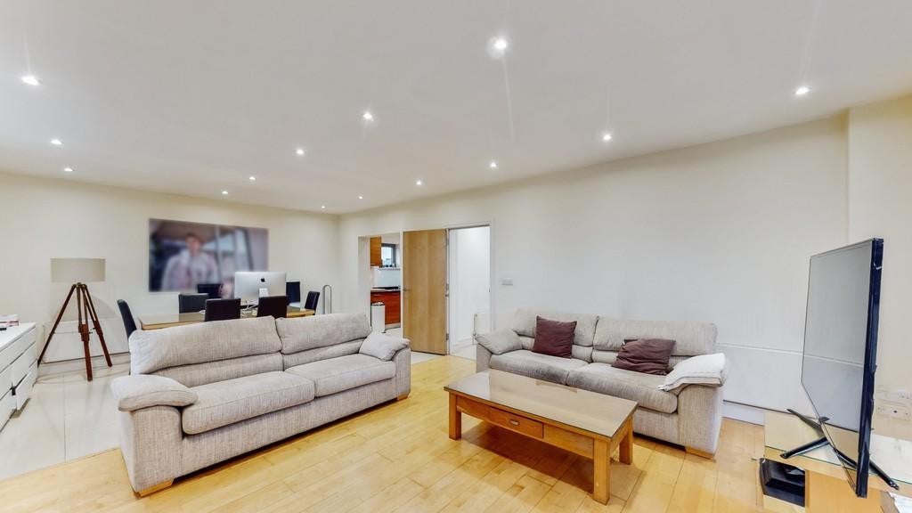 Flat Pump House Mews in Greater London