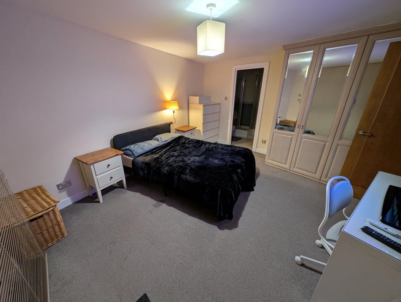 Room Manchester Road in Greater London