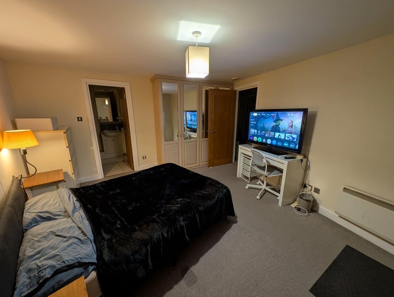 Room Manchester Road in Greater London