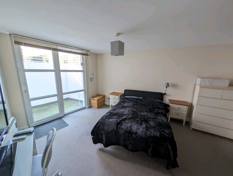 Room Manchester Road in Greater London