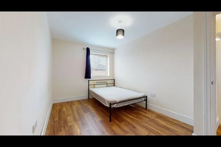 Room Chingford Mount Road in Greater London