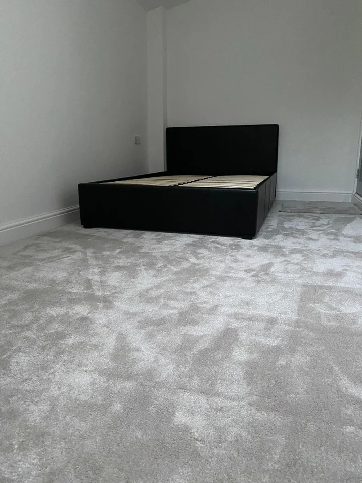 Room Ainslie Wood Road in Greater London
