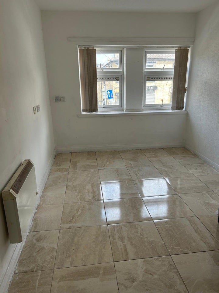 Flat Ladywell Close in Bradford
