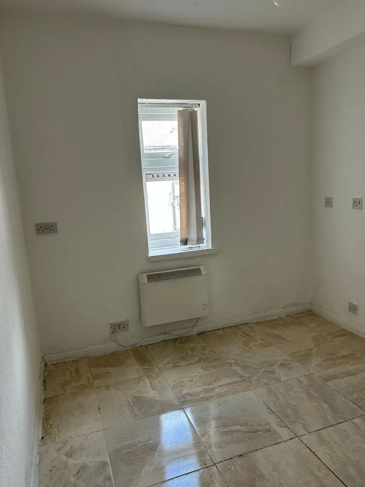 Flat Ladywell Close in Bradford