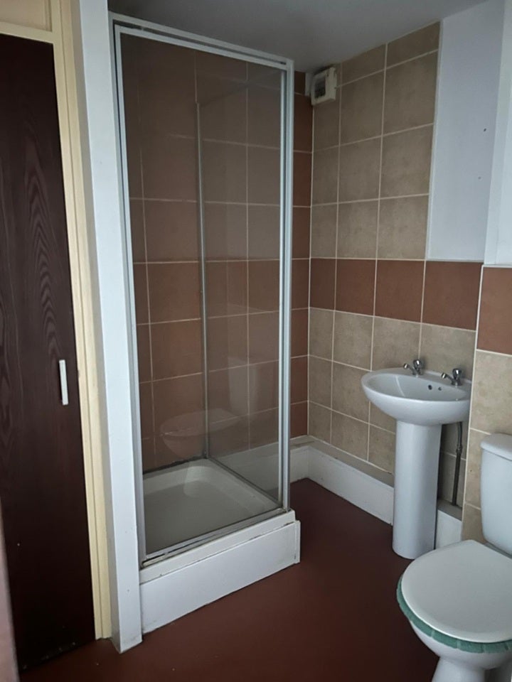 Flat Ladywell Close in Bradford