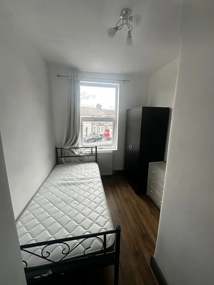 Room Essex Road in Greater London