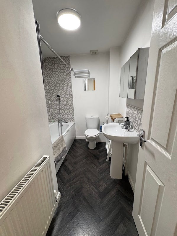 Room Markfield Avenue in Manchester