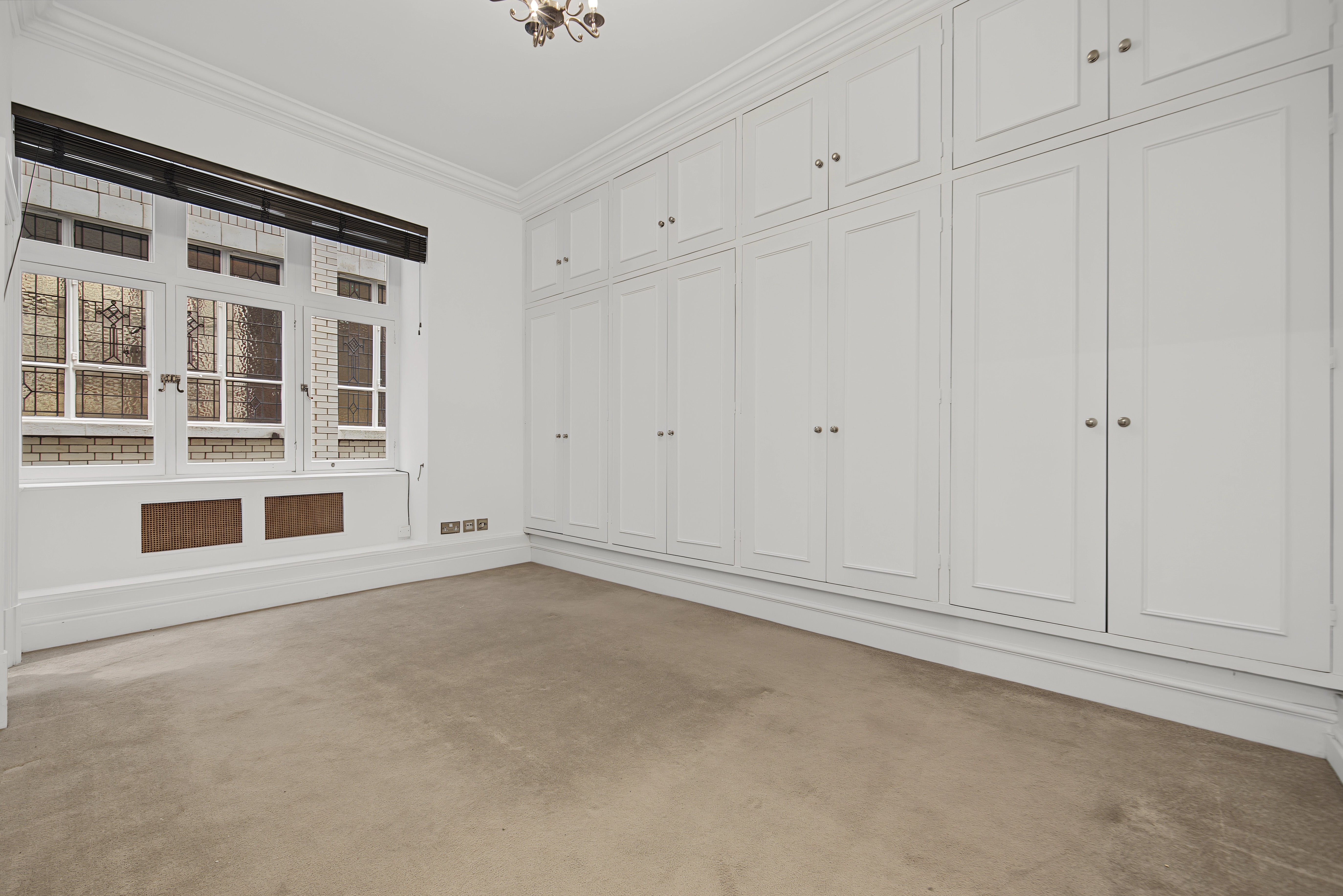 Flat Whitehall Court in City of Westminster