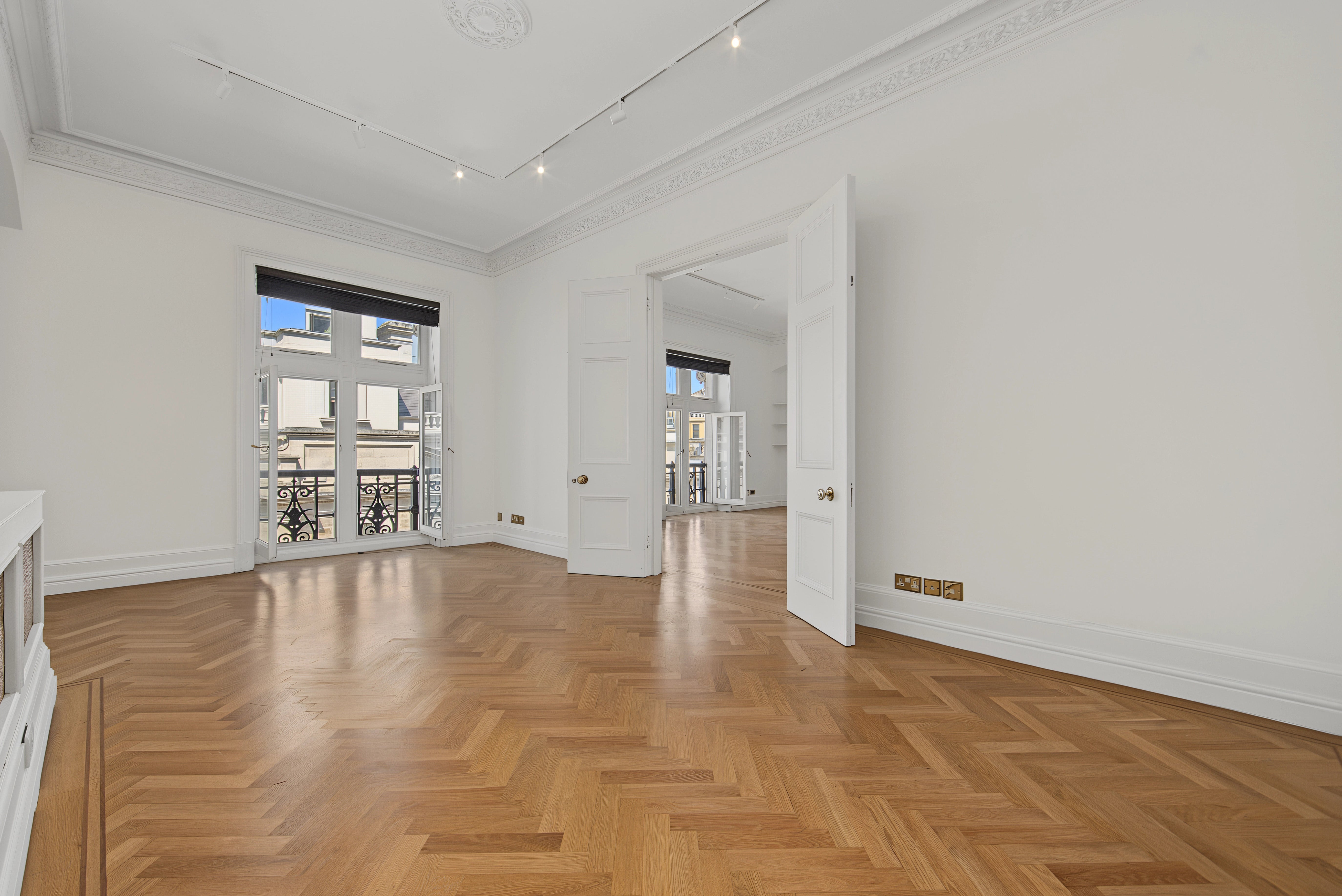 Flat Whitehall Court in City of Westminster