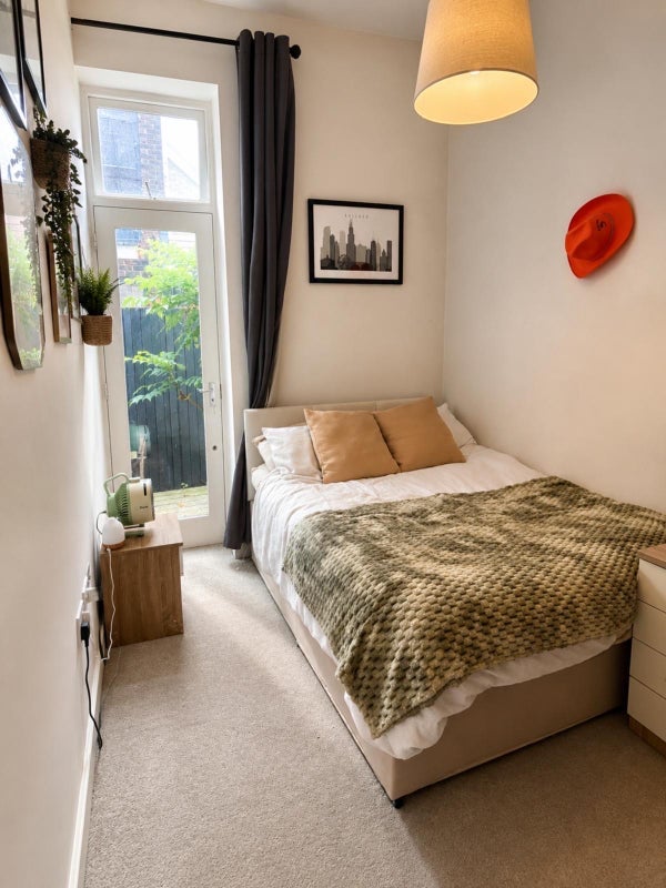 Room Manor Place in Greater London
