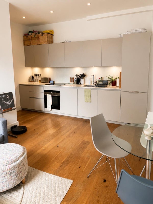 Room Manor Place in Greater London