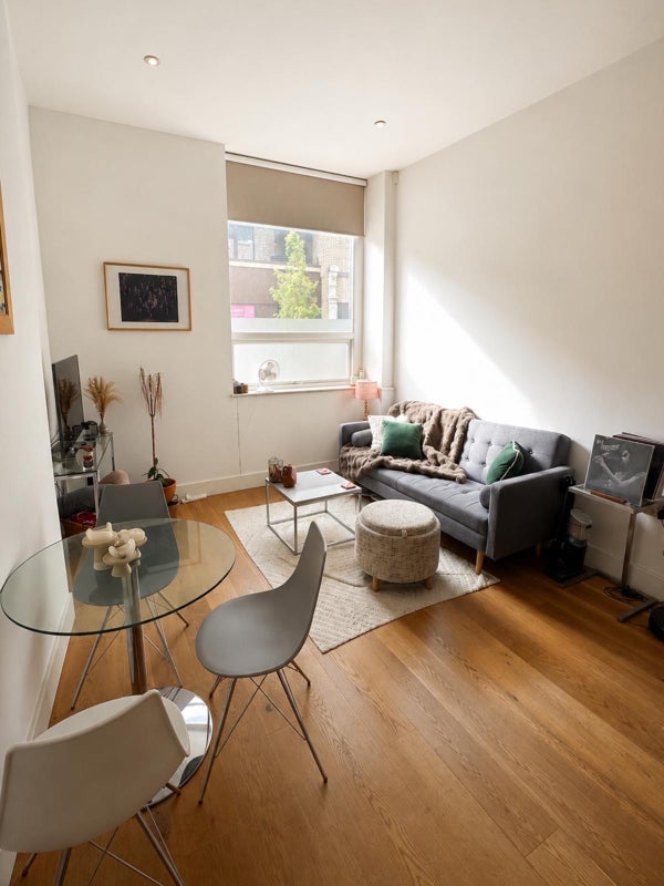 Room Manor Place in Greater London