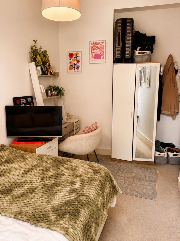 Room Manor Place in Greater London