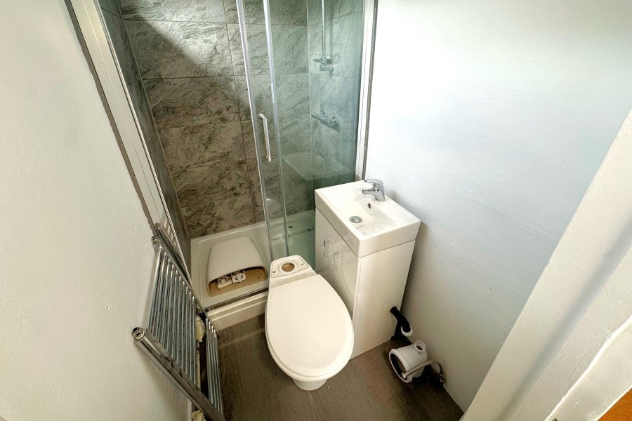 Flat Oatlands Drive in Elmbridge