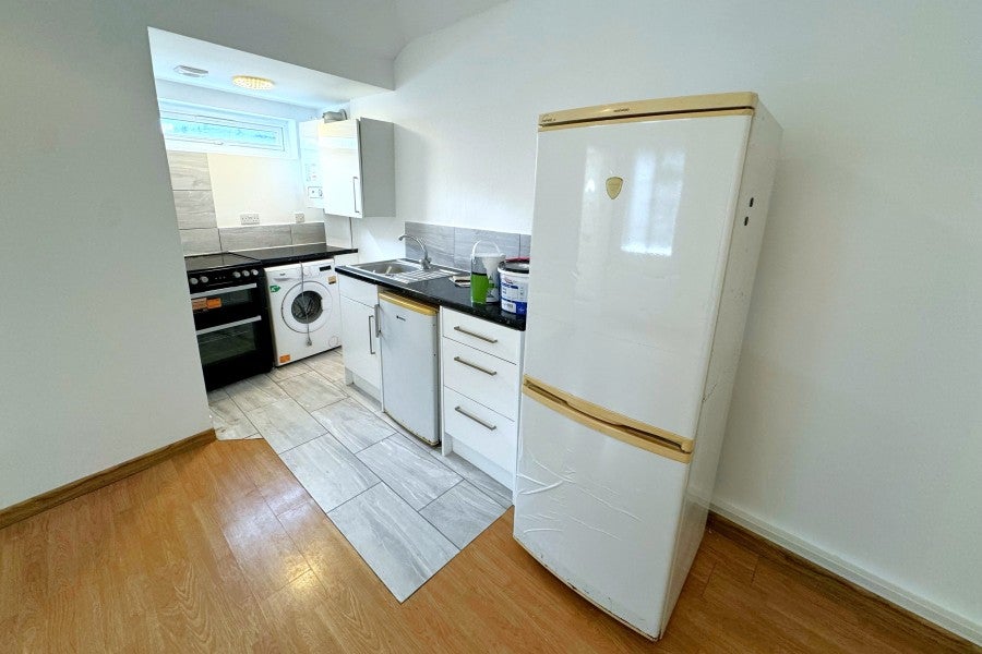 Flat Oatlands Drive in Elmbridge