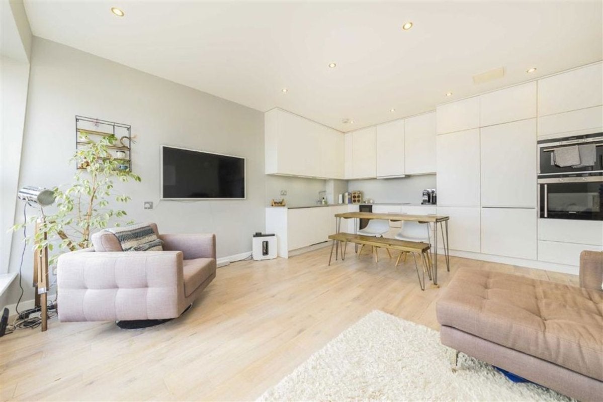 Flat Boundary Street in Greater London