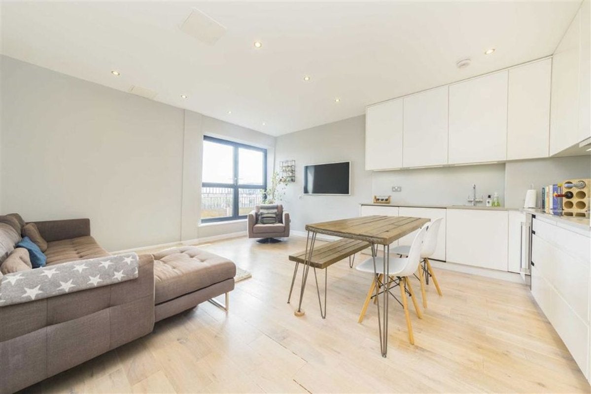 Flat Boundary Street in Greater London