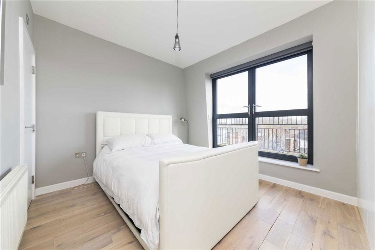 Flat Boundary Street in Greater London