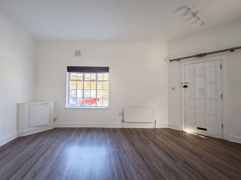 Flat Crown Street in Greater London
