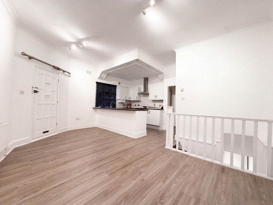 Flat Crown Street in Greater London