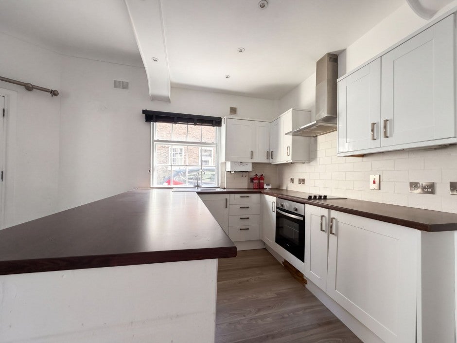 Flat Crown Street in Greater London