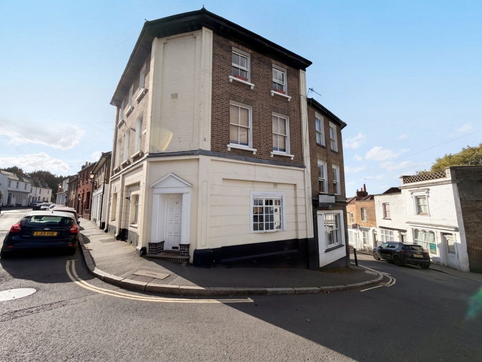Flat Crown Street in Greater London