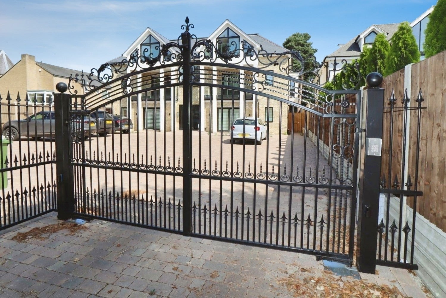 Flat Bickley Park Road in Greater London