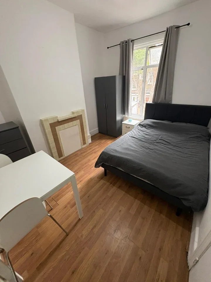 Room La Rose Lane in Greater London