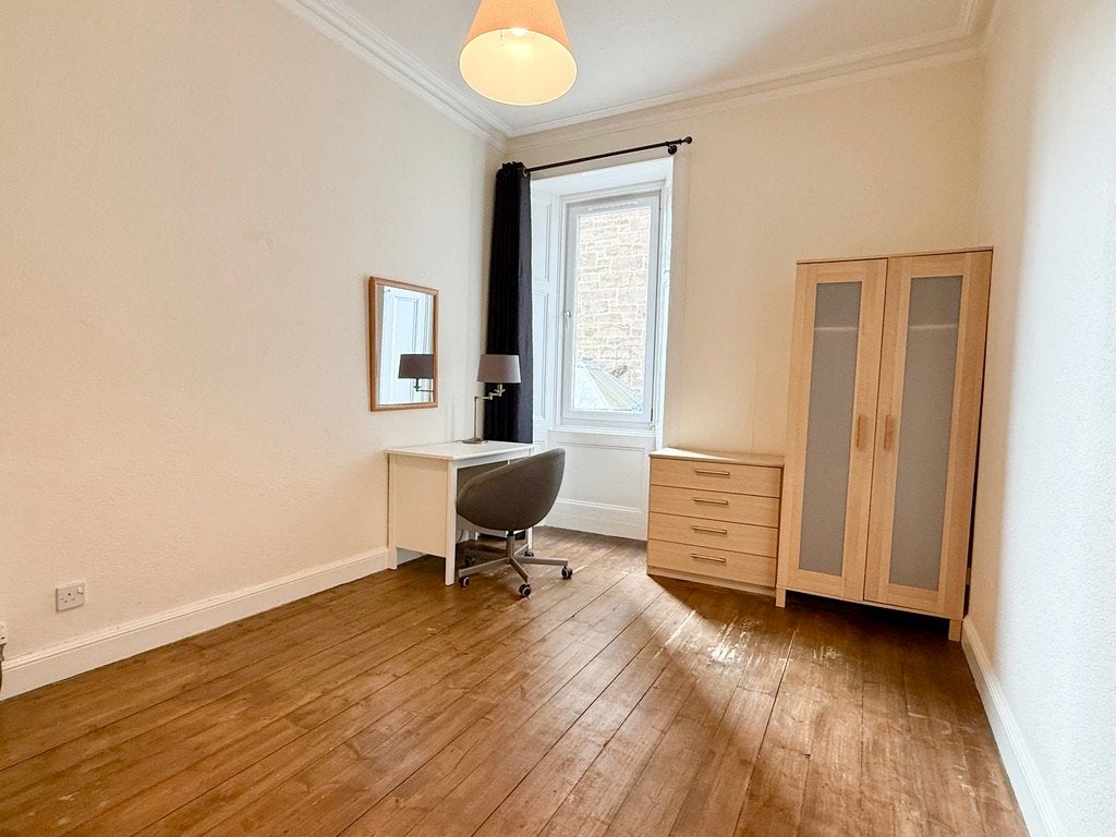 Flat Hermand Crescent in City of Edinburgh