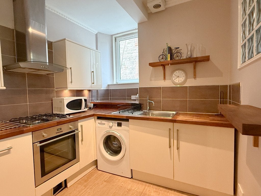 Flat Hermand Crescent in City of Edinburgh