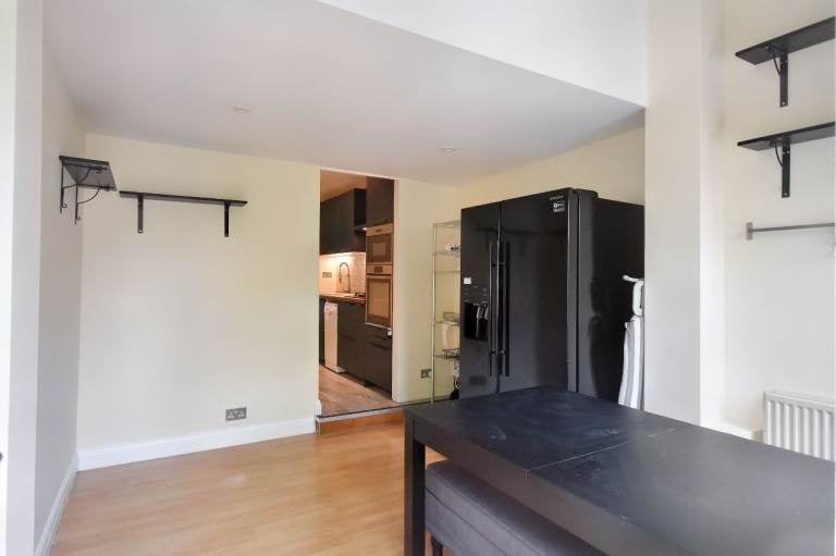 Flat Petersfield Road in Greater London