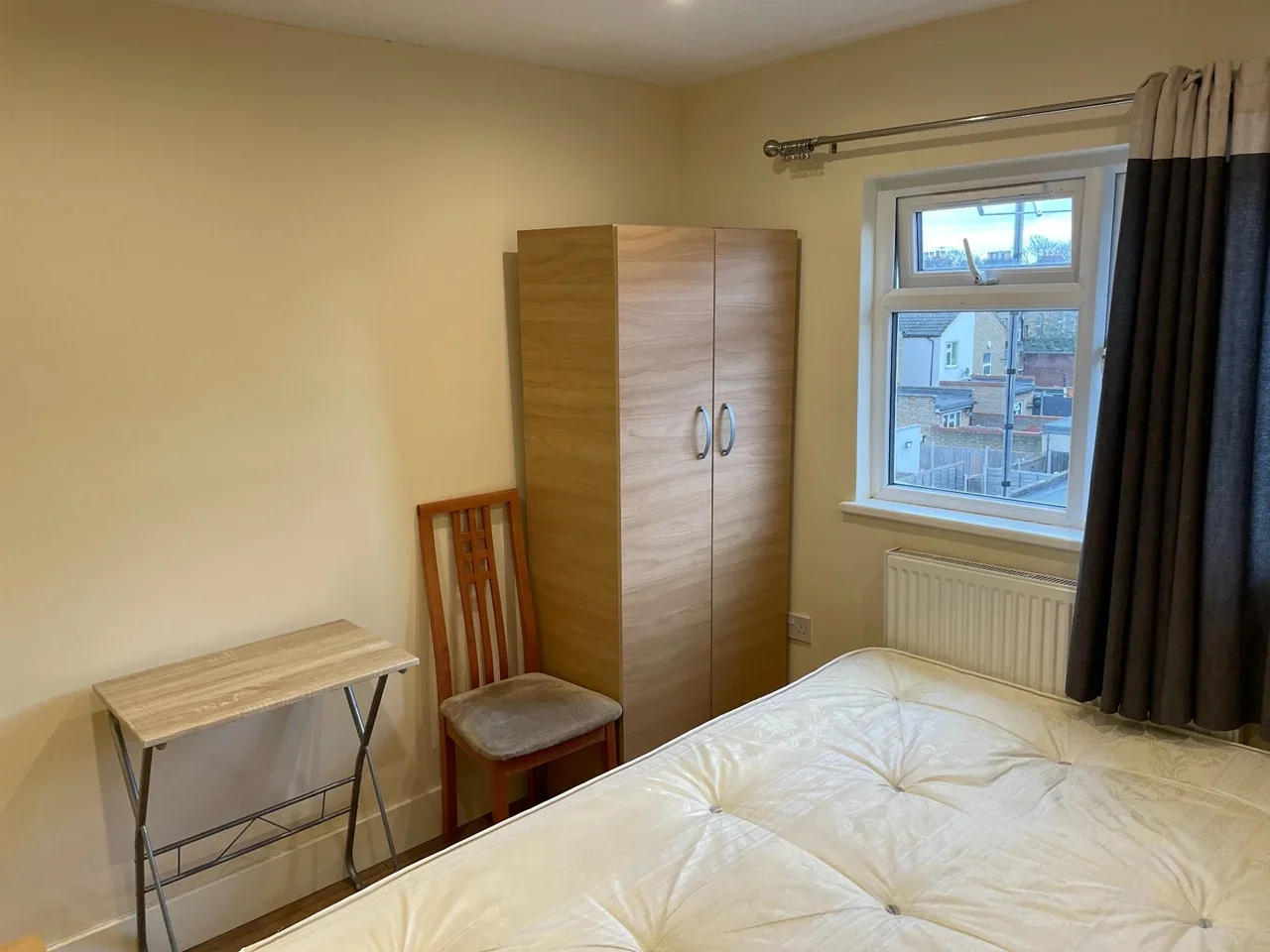 Room High Road Leyton in Greater London