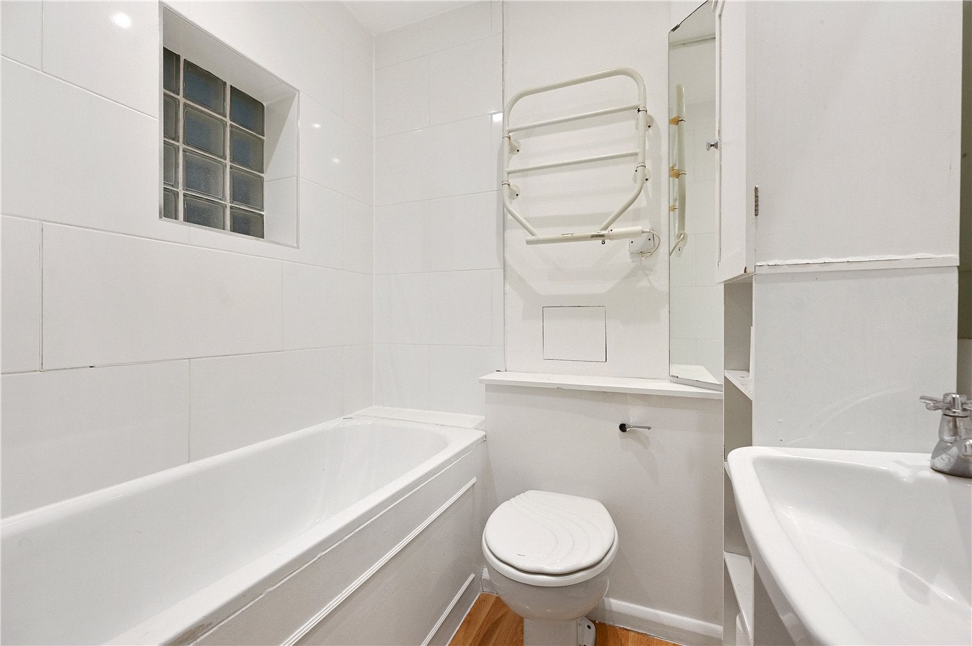 Flat Airlie Gardens in Greater London