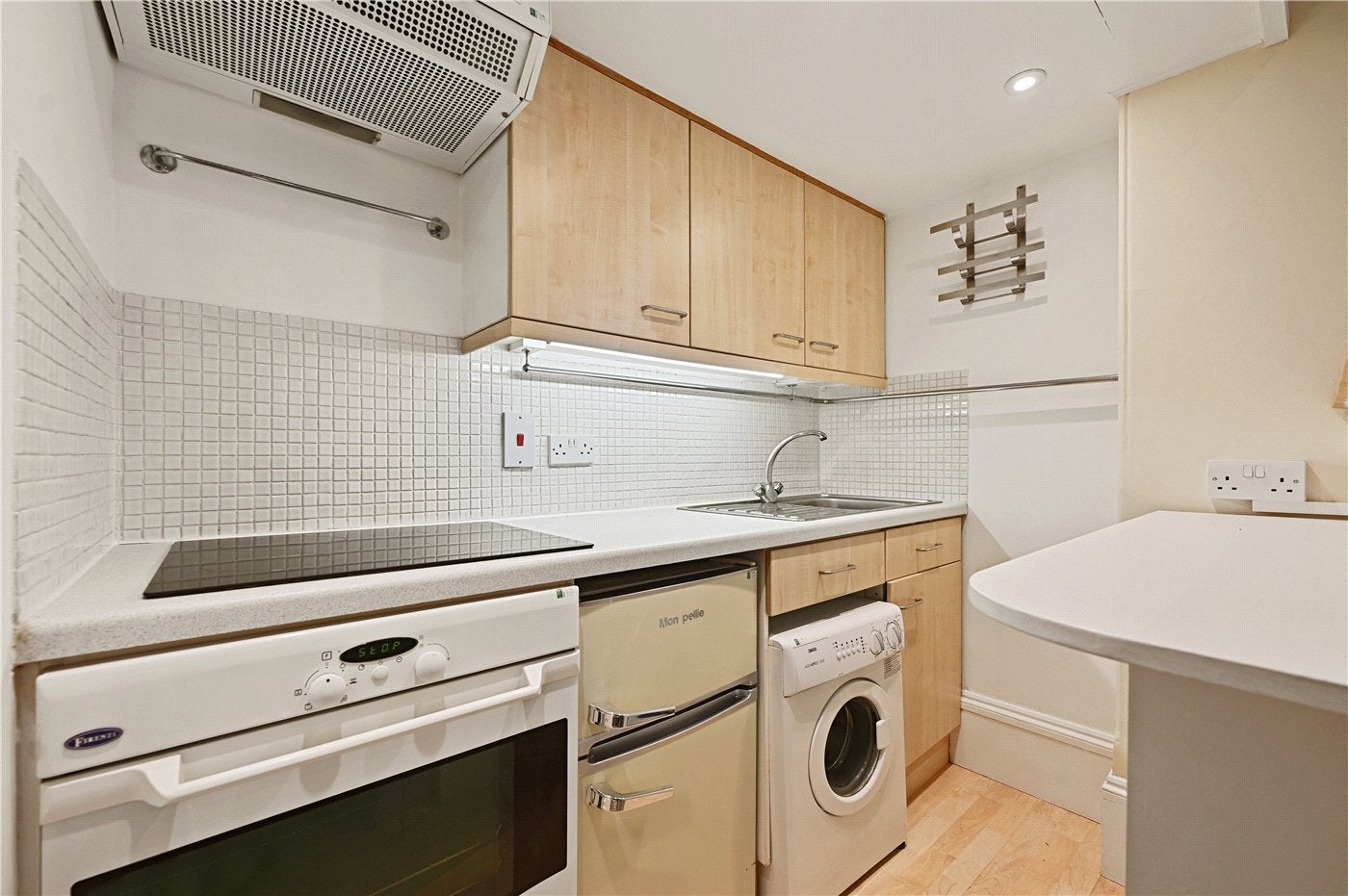 Flat Airlie Gardens in Greater London